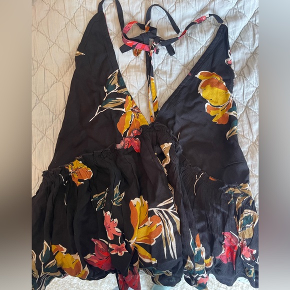 Bila-77 Strapless Top, Deep-V Low Back Top & Patterned Shorts - Picture 3 of 5